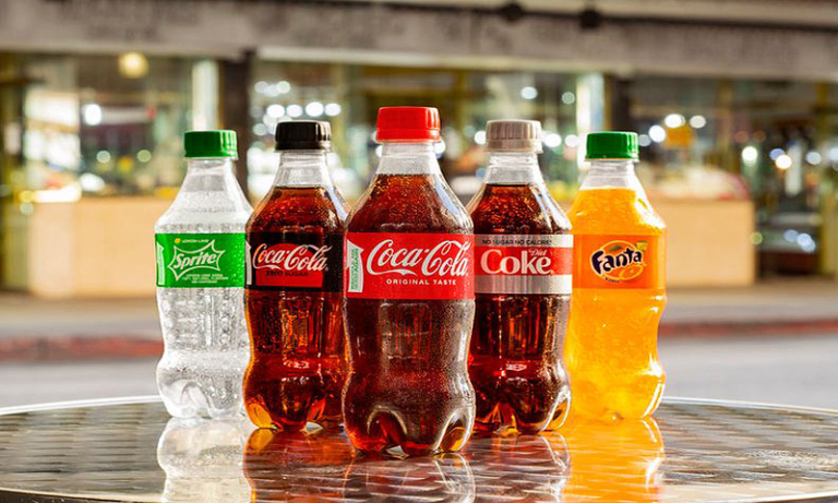 Компания Coca-Cola (США)  представила новую бутылку, изготовленную из 100% переработанного ЭТФ